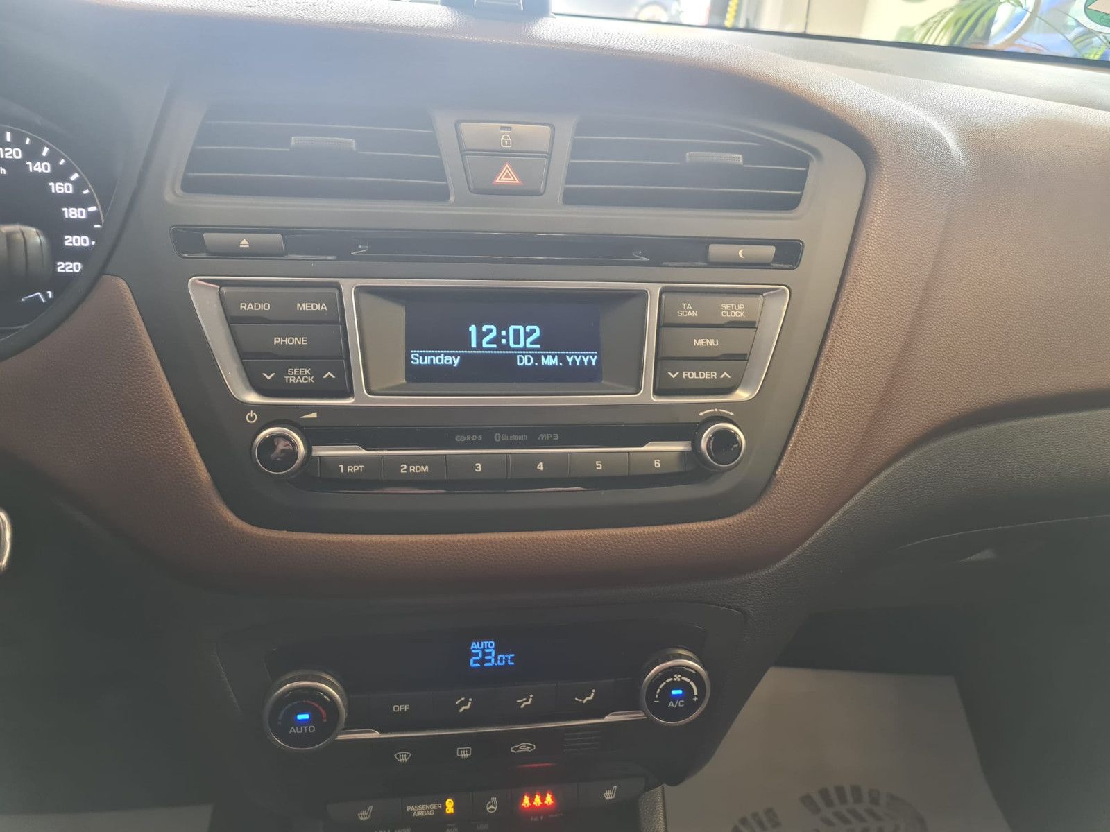 Fahrzeugabbildung Hyundai i20 Style / KLIMA / PANORAMADACH/GARANTIE