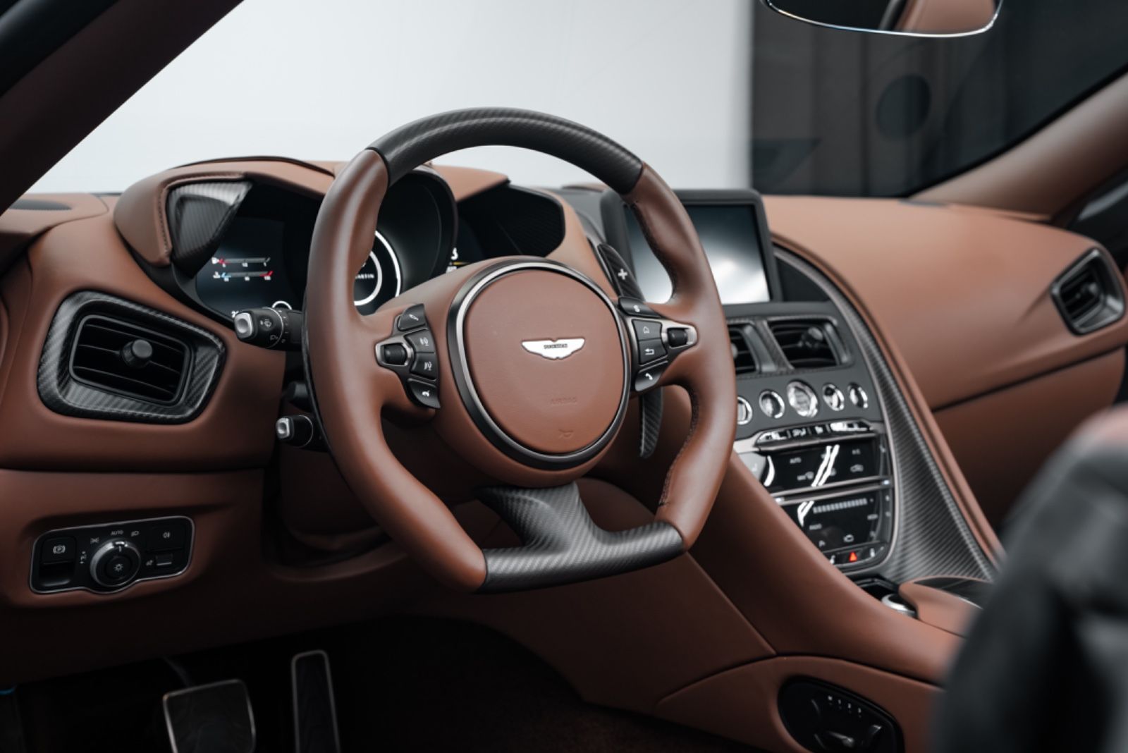 Fahrzeugabbildung Aston Martin DBS 770 Ultimate Volante 1 OF 199/CARBON/BUCKET