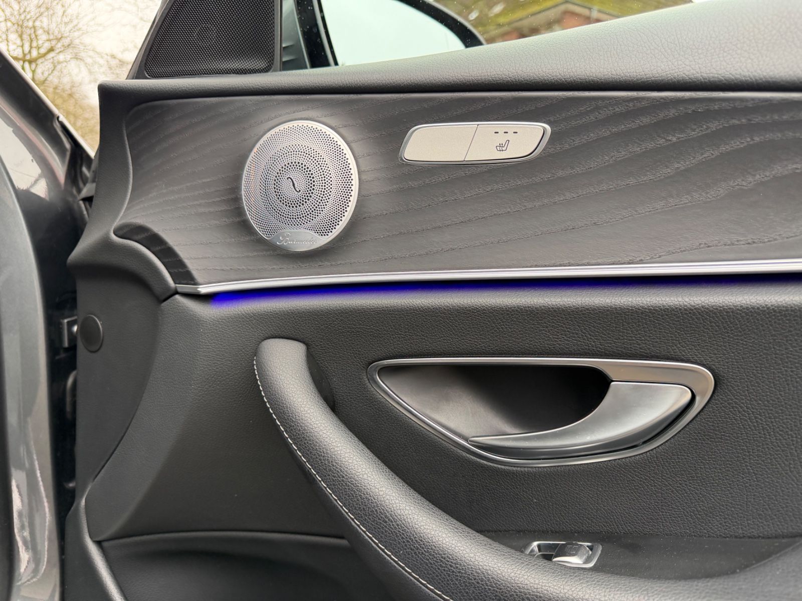 Fahrzeugabbildung Mercedes-Benz E 220d T BURMESTER*PANO*LEDER*ACC*MUTLIBEAM*LED