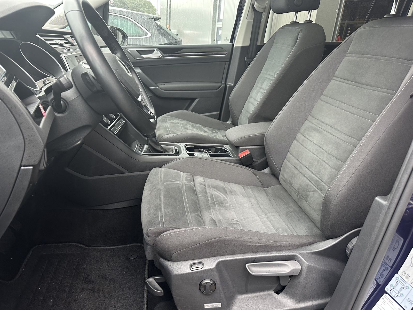 Fahrzeugabbildung Volkswagen Touran 1.5 TSI DSG HL 7-Sitzer NAV+LED+KAM+PANO