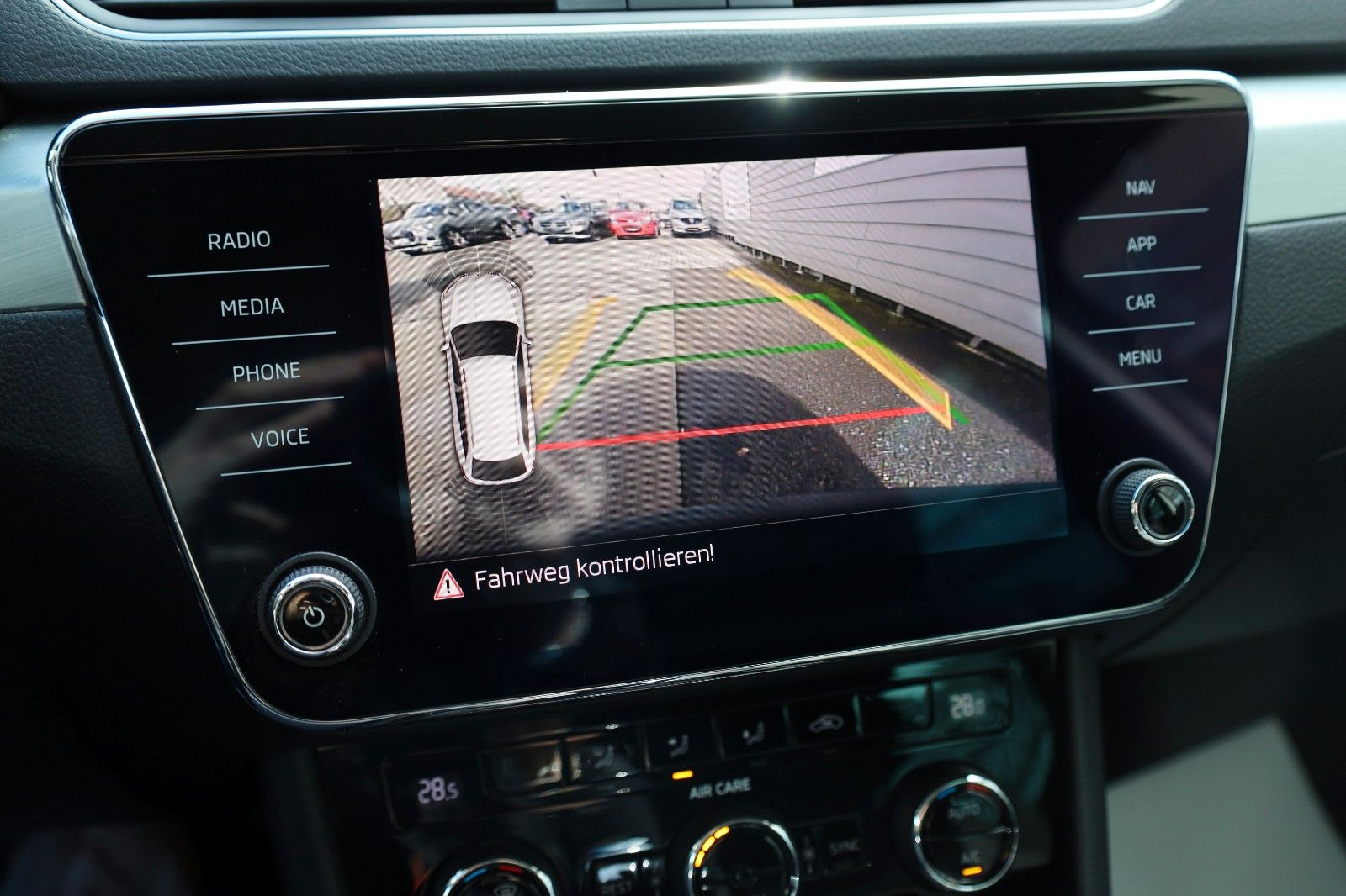 Fahrzeugabbildung SKODA Superb Combi Ambition Navi,Bi-Xenon,Kamera,SR+WR