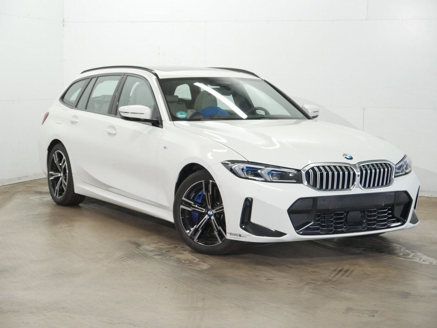 Fahrzeugabbildung BMW 330d xDrive M Sportpaket | Panorama-Glasdach