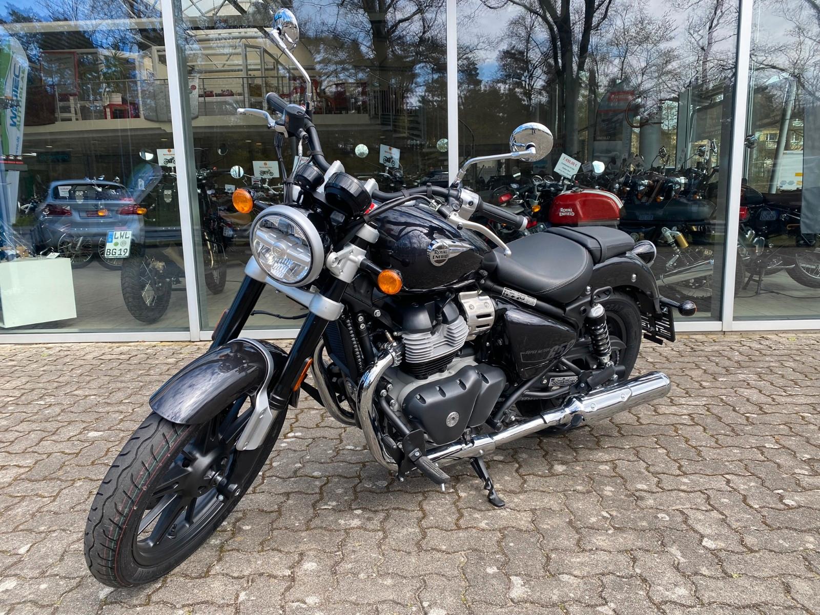 Royal Enfield Super Meteor 650 Astral Black