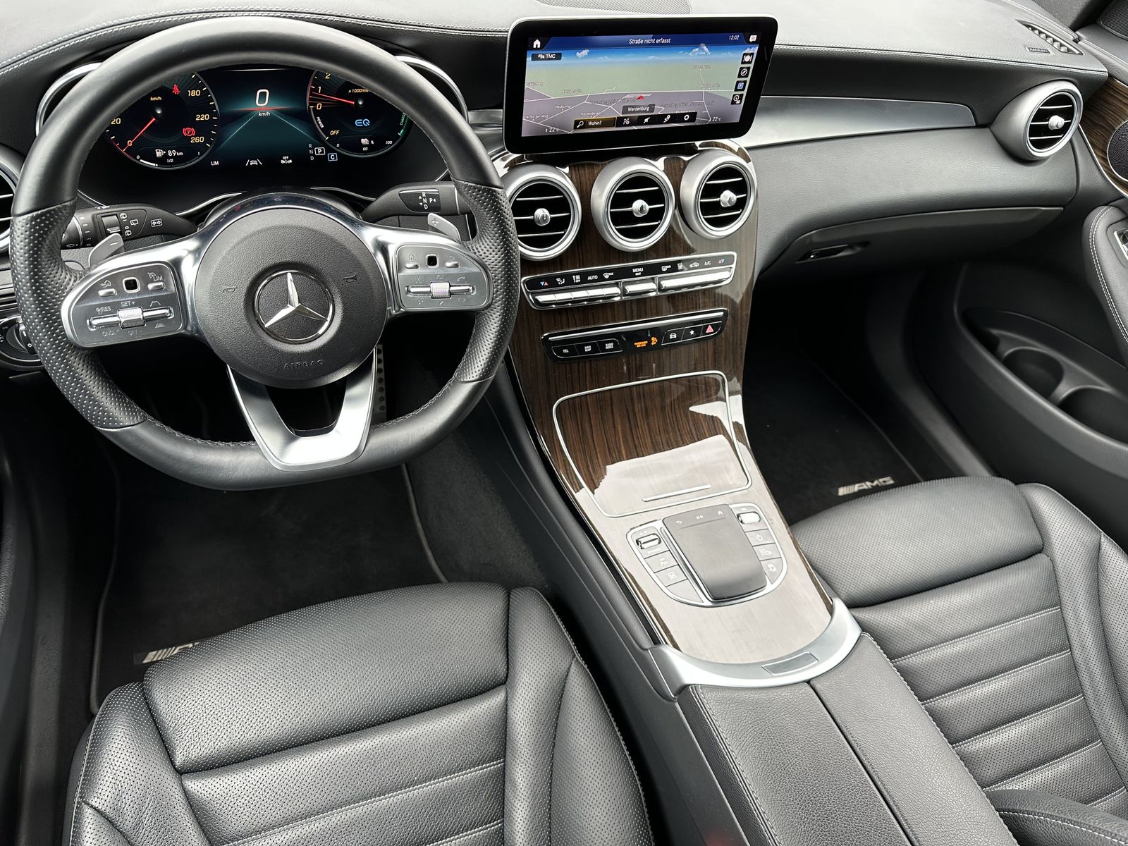 Fahrzeugabbildung Mercedes-Benz GLC 300e 4MATIC AMG Line NAV+HUD+LED+ACC+19ZO+PP