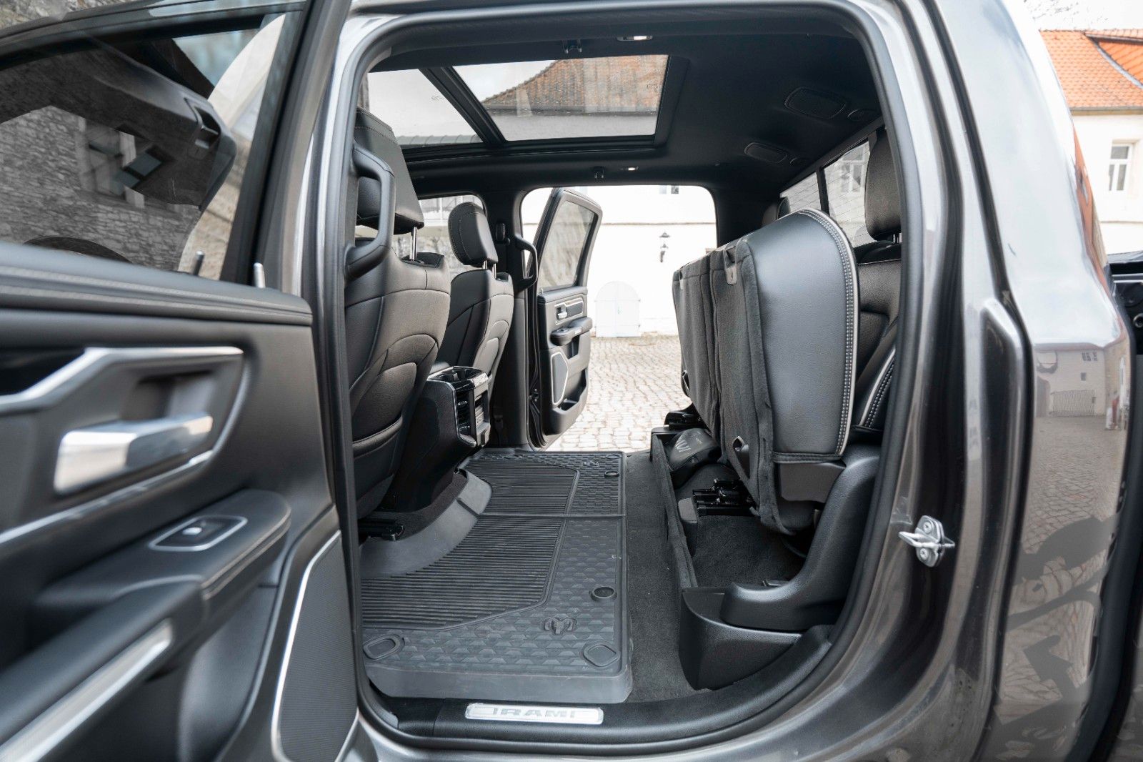 Fahrzeugabbildung Dodge RAM 5,7L Laramie CC 4X4 360° LED CARPLAY LPG AHK