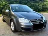 Volkswagen VW JETTA 1.6 - Volkswagen Jetta mit Benzin-Antrieb: Limousine, 1.6