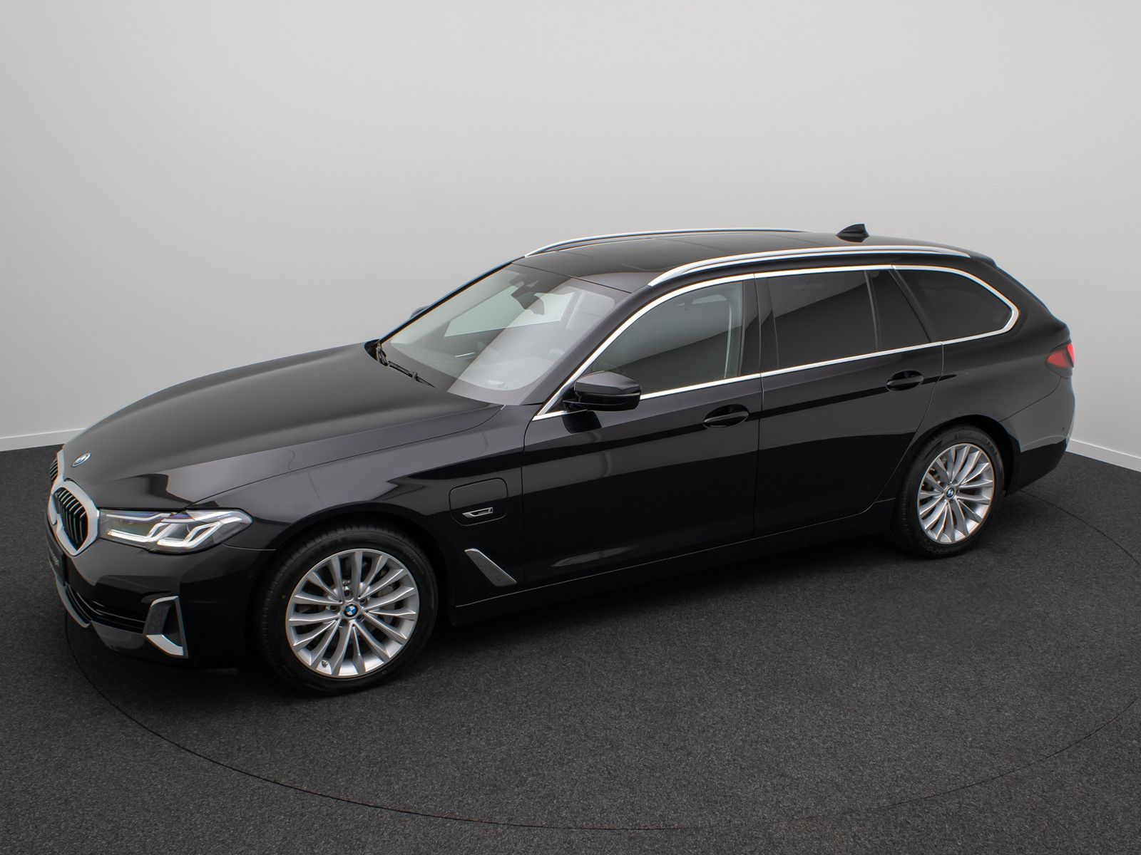 Fahrzeugabbildung BMW 530e Luxury Line Laser HUD HiFi DAB Panorama 18"