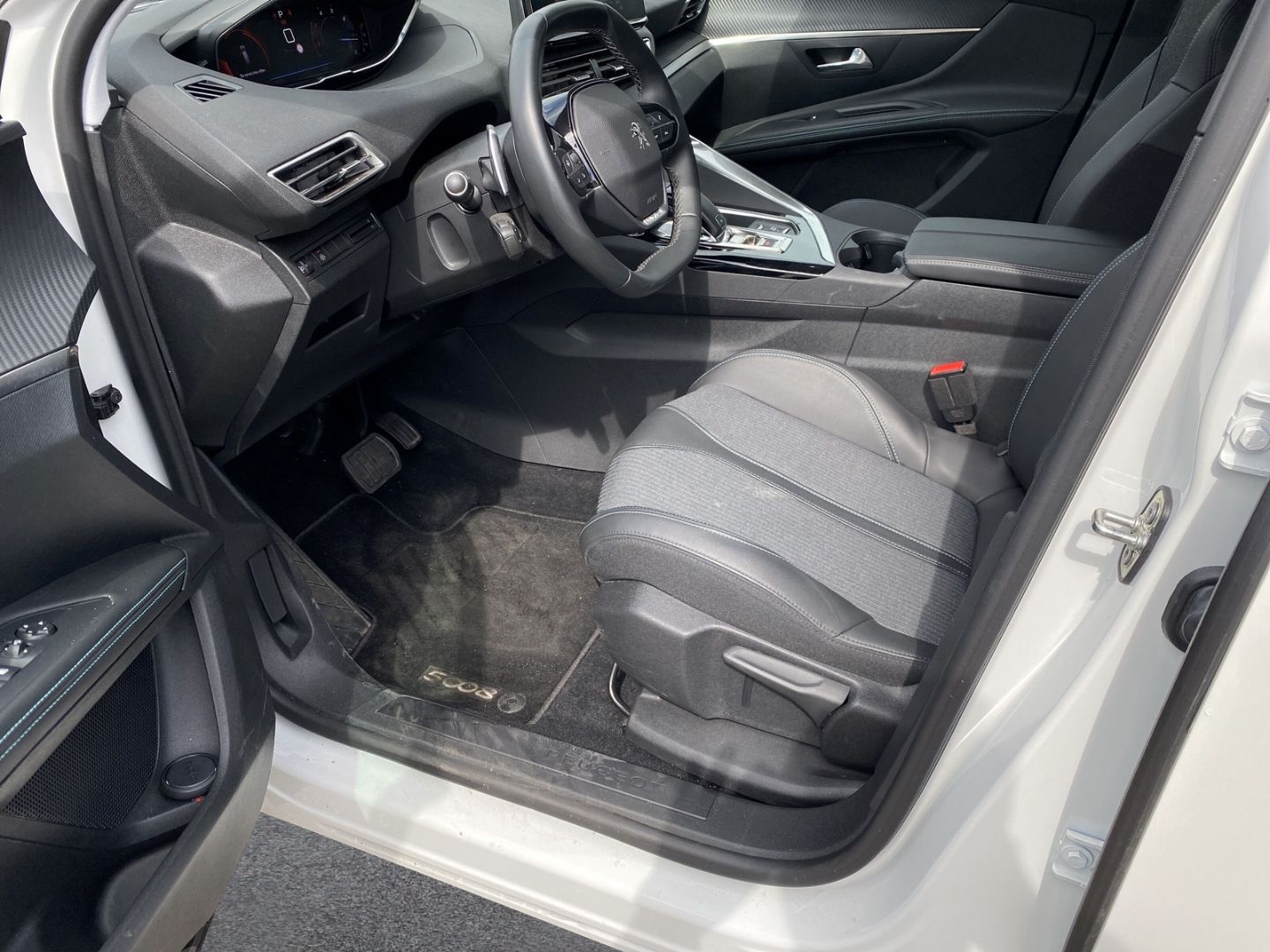 Fahrzeugabbildung Peugeot 5008 2.0 BlueHDi 180 Allure 7-Sitzer digitales C