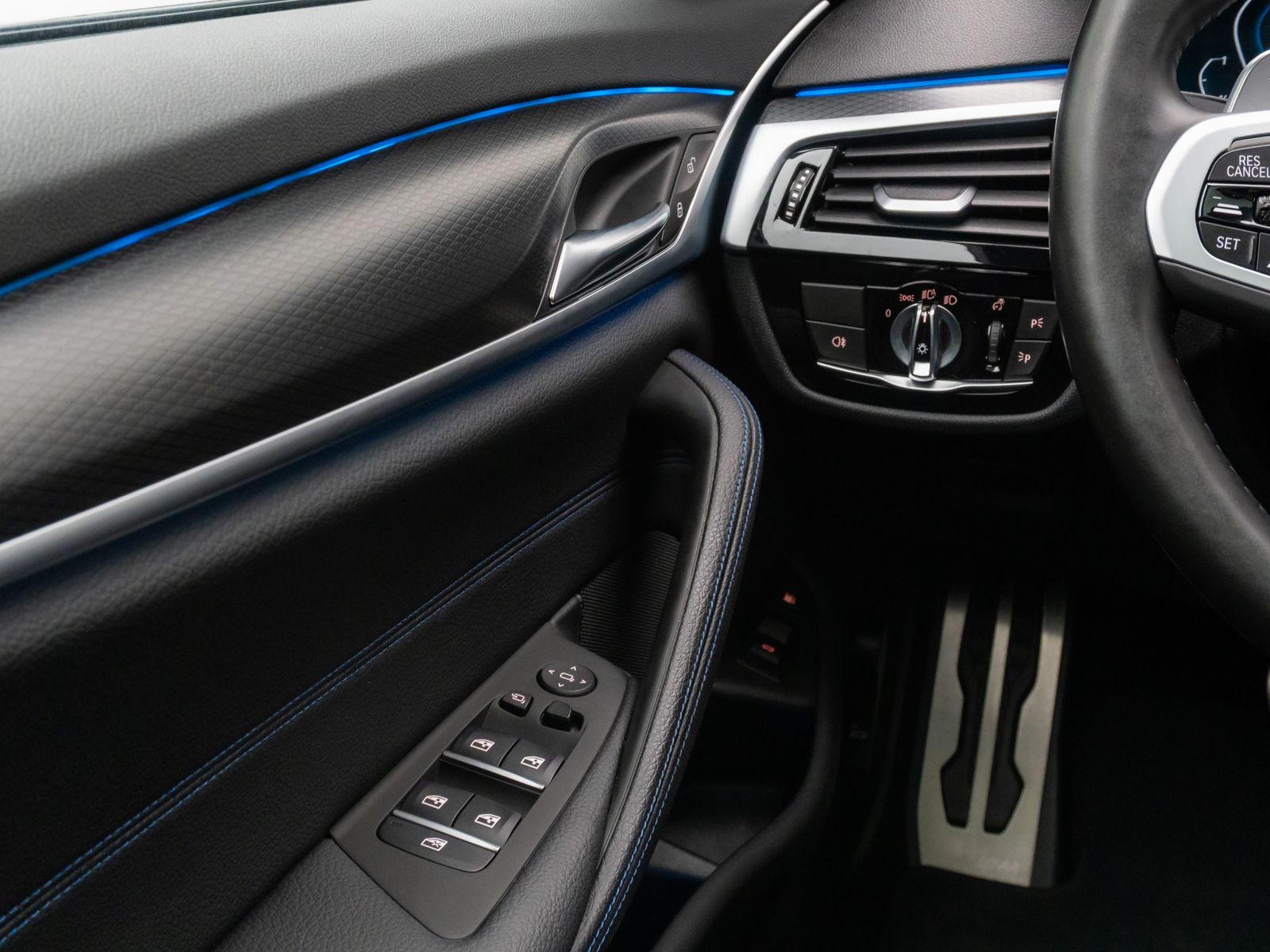 Fahrzeugabbildung BMW 530e M Sport Laser DAB HiFi HUD DispKey Panorama