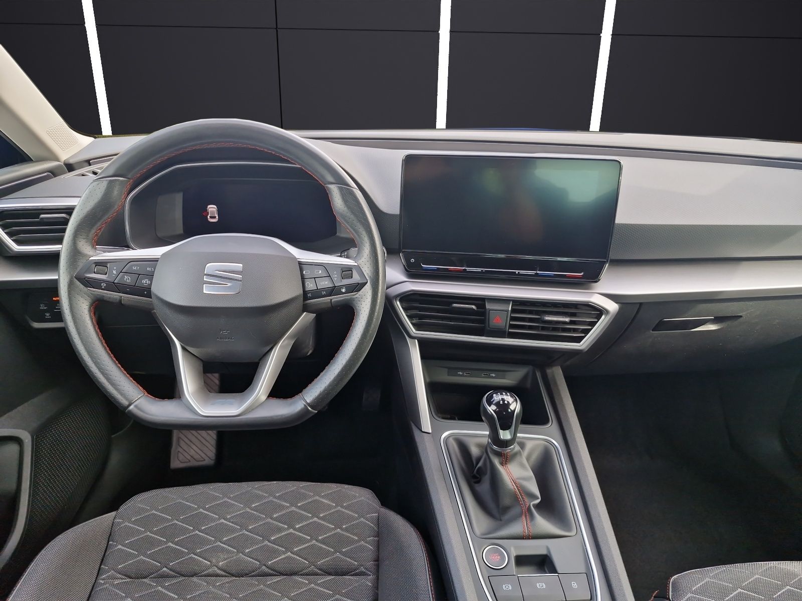 Fahrzeugabbildung SEAT Leon TSI FR LED Navi ACC Park-Assist SH LM ferti
