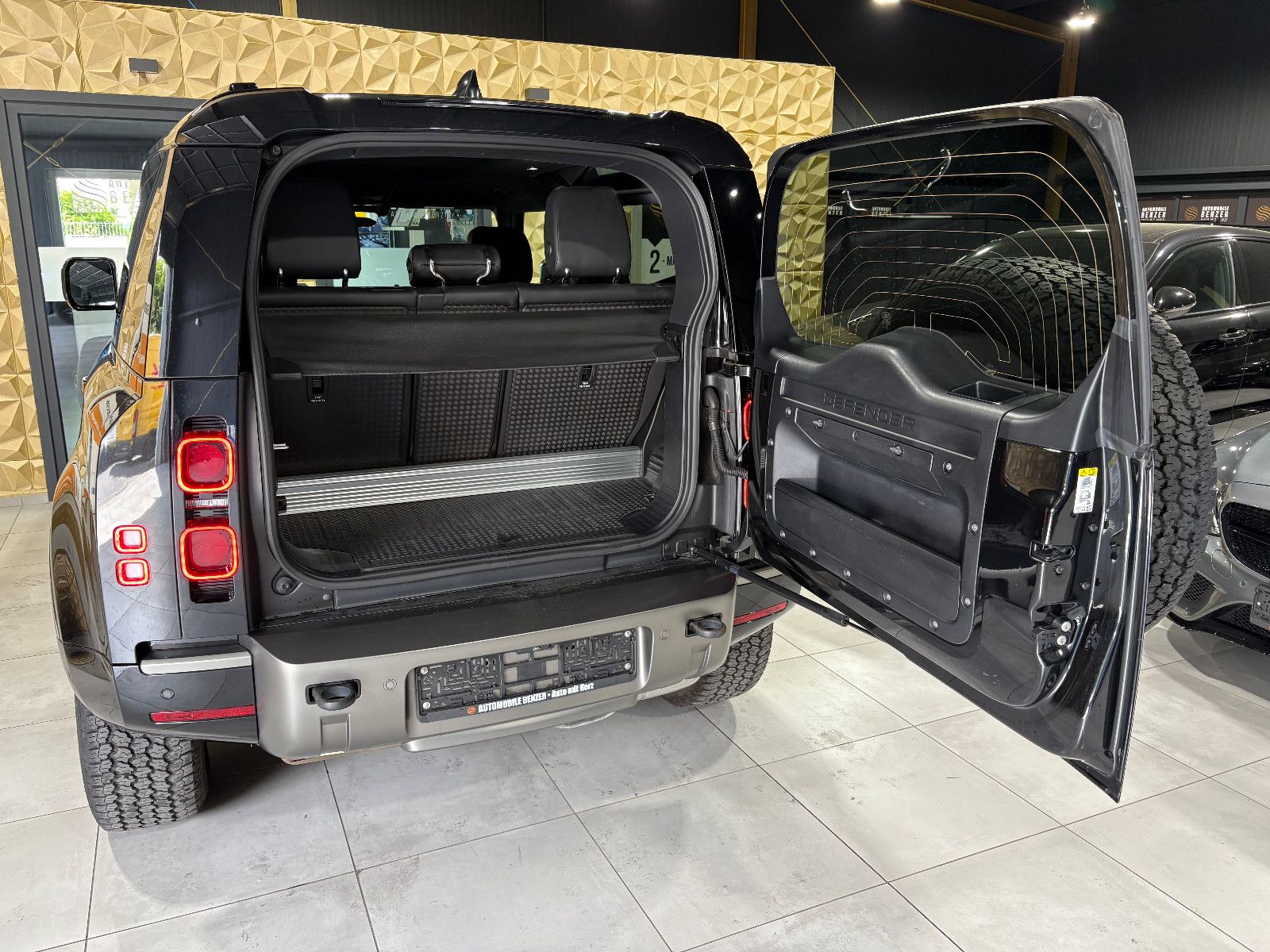 Fahrzeugabbildung Land Rover Defender 90 X-Dynamic S/360°/SOUND/APPLE/NAVI/