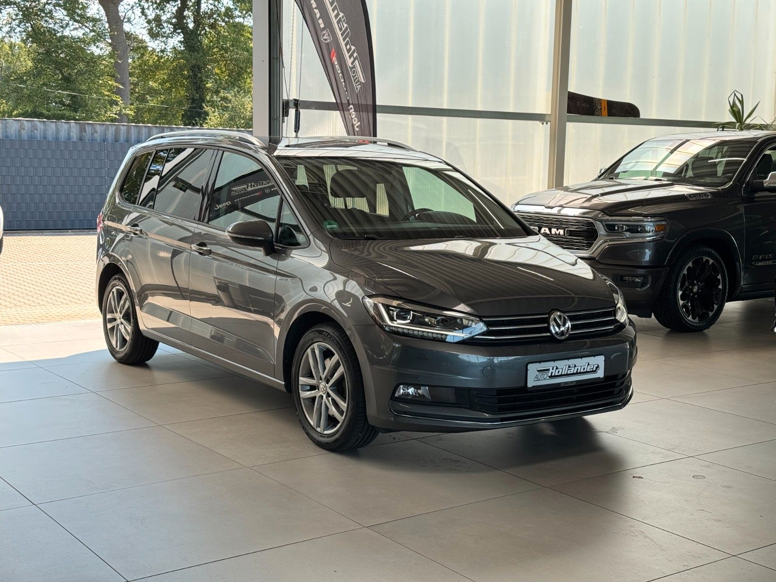 Fahrzeugabbildung Volkswagen Touran 1.4 TSI Automatik Sound "LED Spiegel-P."