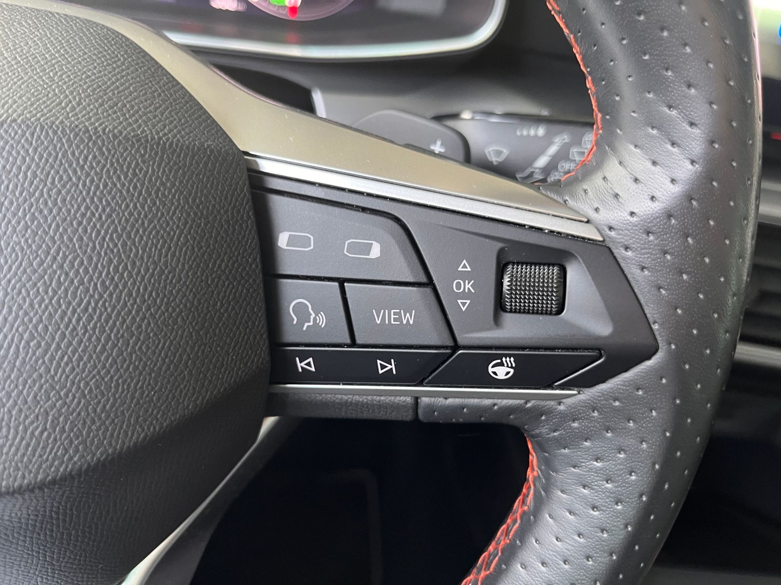 Fahrzeugabbildung SEAT Leon Sportstourer FR e-Hybrid LED NAVI ALU