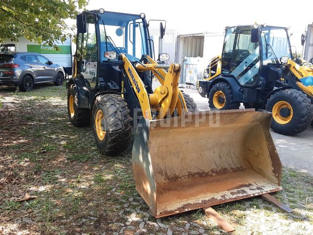 Komatsu WA70M-8E0 Radlader mit Schaufel und Palettengabe