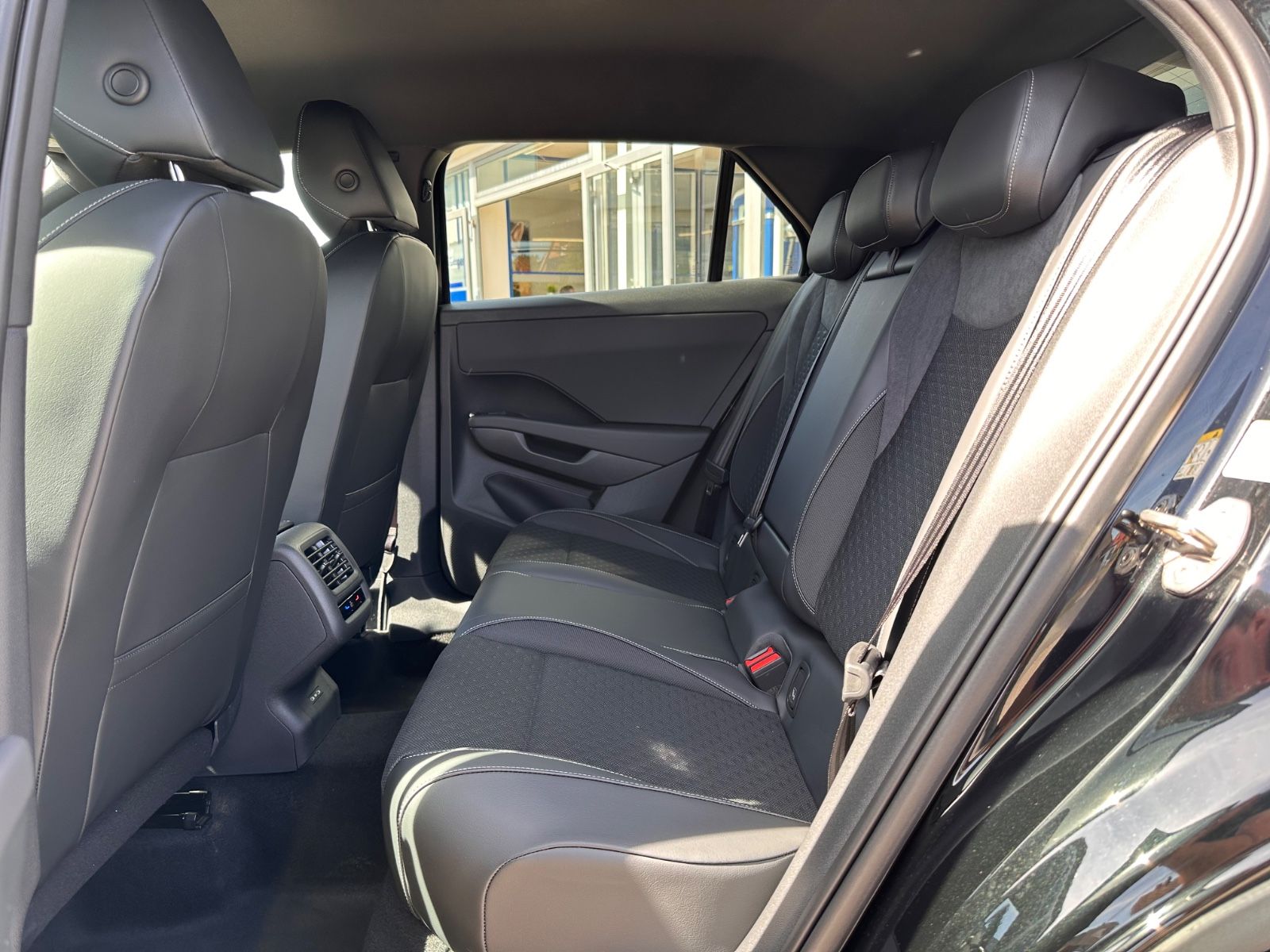 Fahrzeugabbildung Volkswagen T-Roc R Line 1.5 eTSI DSG APP/ACC/AHK/LED/eHeck