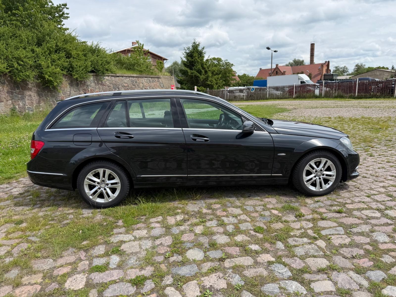 Mercedes-Benz C180 2011 — photo 11