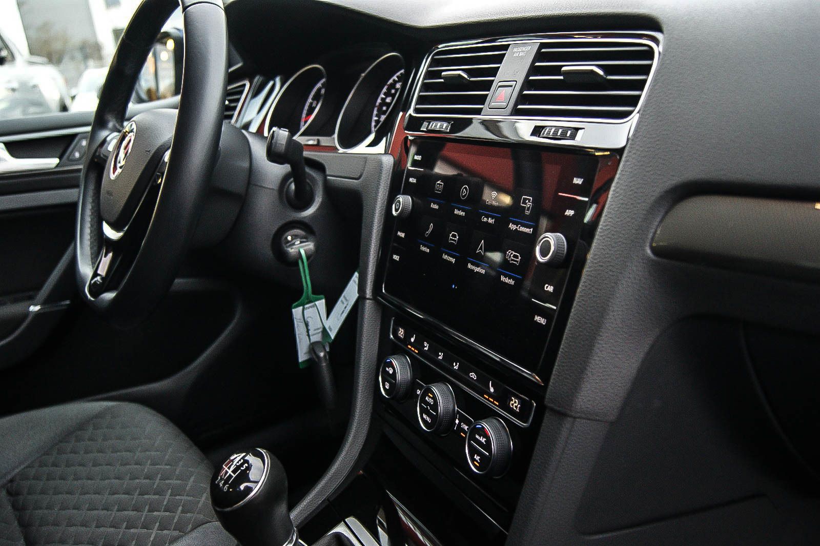 Fahrzeugabbildung Volkswagen Golf VII Variant 1.0 TSI Join NAVI PDC SZHG AHK