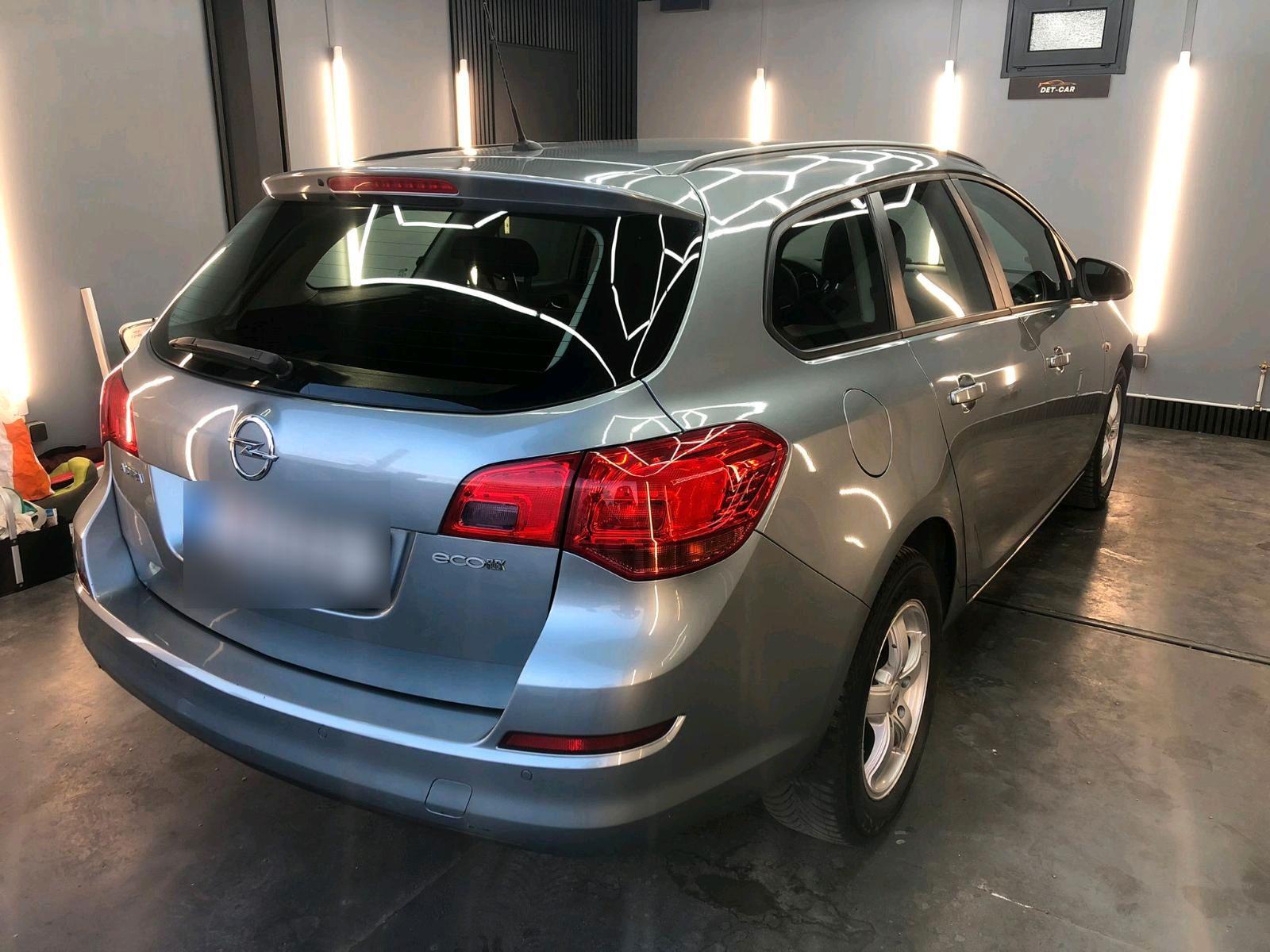 Opel Astra 2011 — rear view