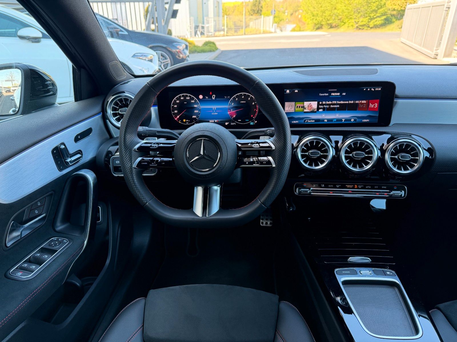 Fahrzeugabbildung Mercedes-Benz A 200 Limousine AMG NIGHT+AHK+MEMORY+360°+Ambien