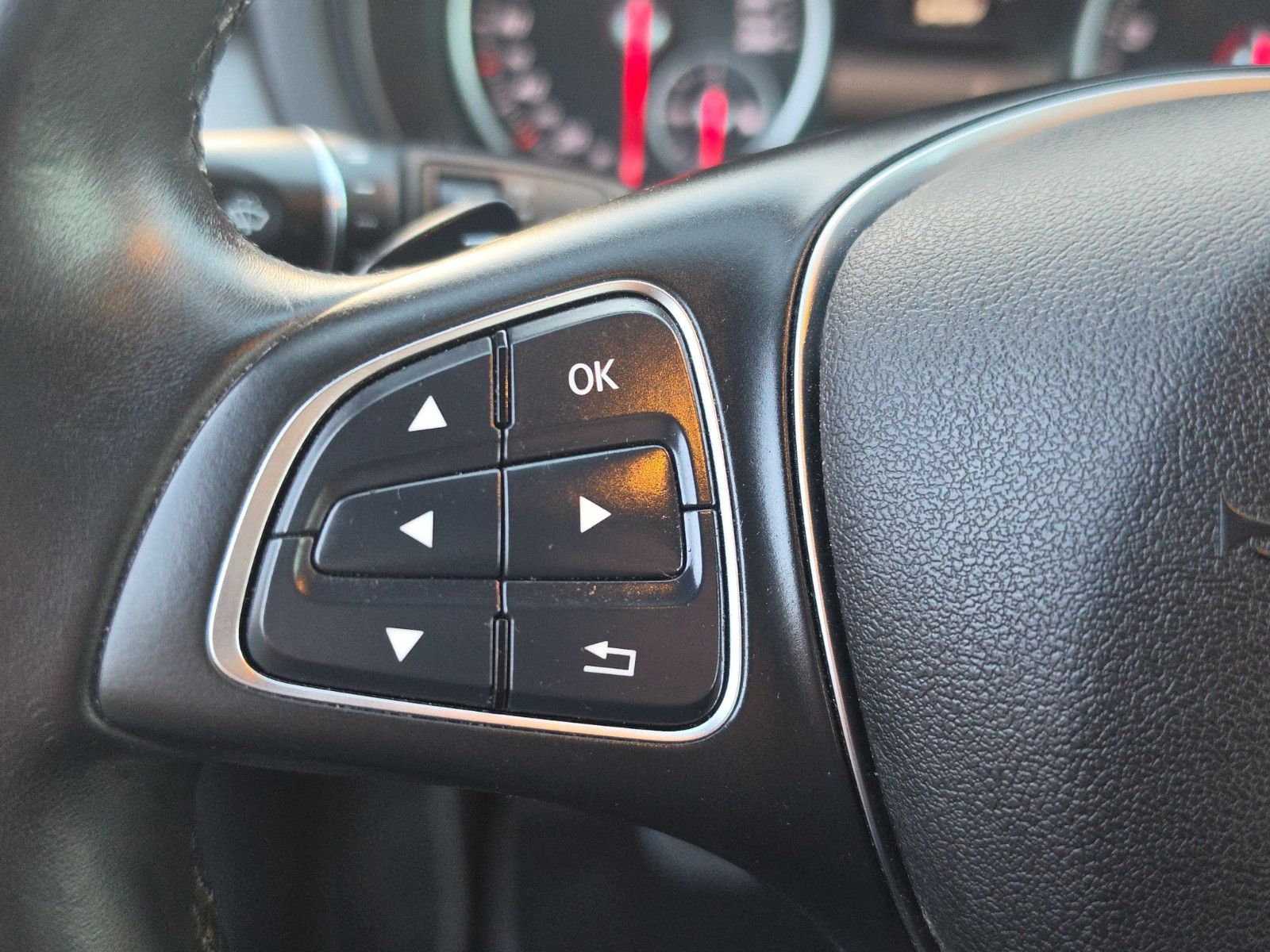 Fahrzeugabbildung Mercedes-Benz B 180 AUTOMATIK KAMERA TEMPOMAT SITZHEIZUNG NAVI