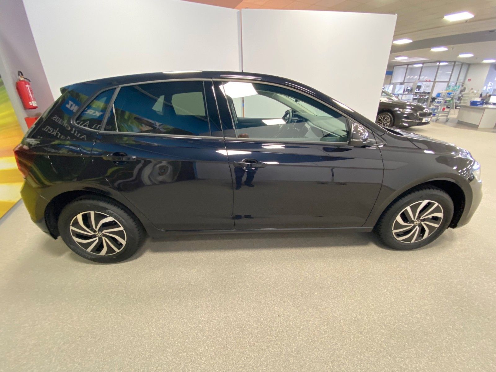 Fahrzeugabbildung Volkswagen Polo 1.0 TSI 70kW DSG Life+ALLWETTER+APP+GARANTI