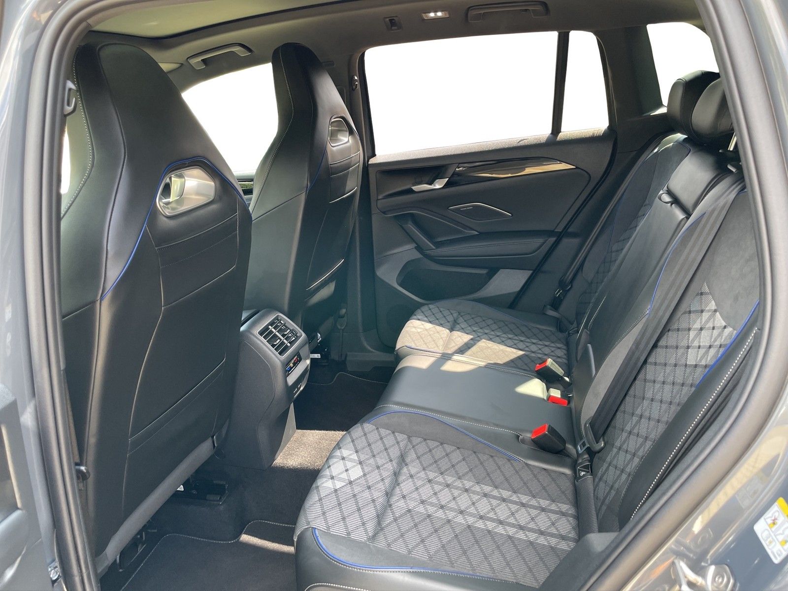 Volkswagen Tiguan 2.0 TSI 4Motion R-Line DSG AHK MATRIX LM foto 14