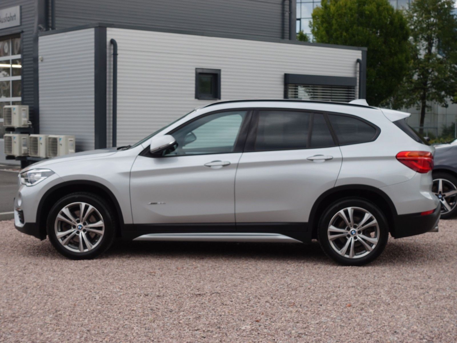 Fahrzeugabbildung BMW X1 xDrive20i A Sport Line I.Hd/AHK/LED/HeadUp/18