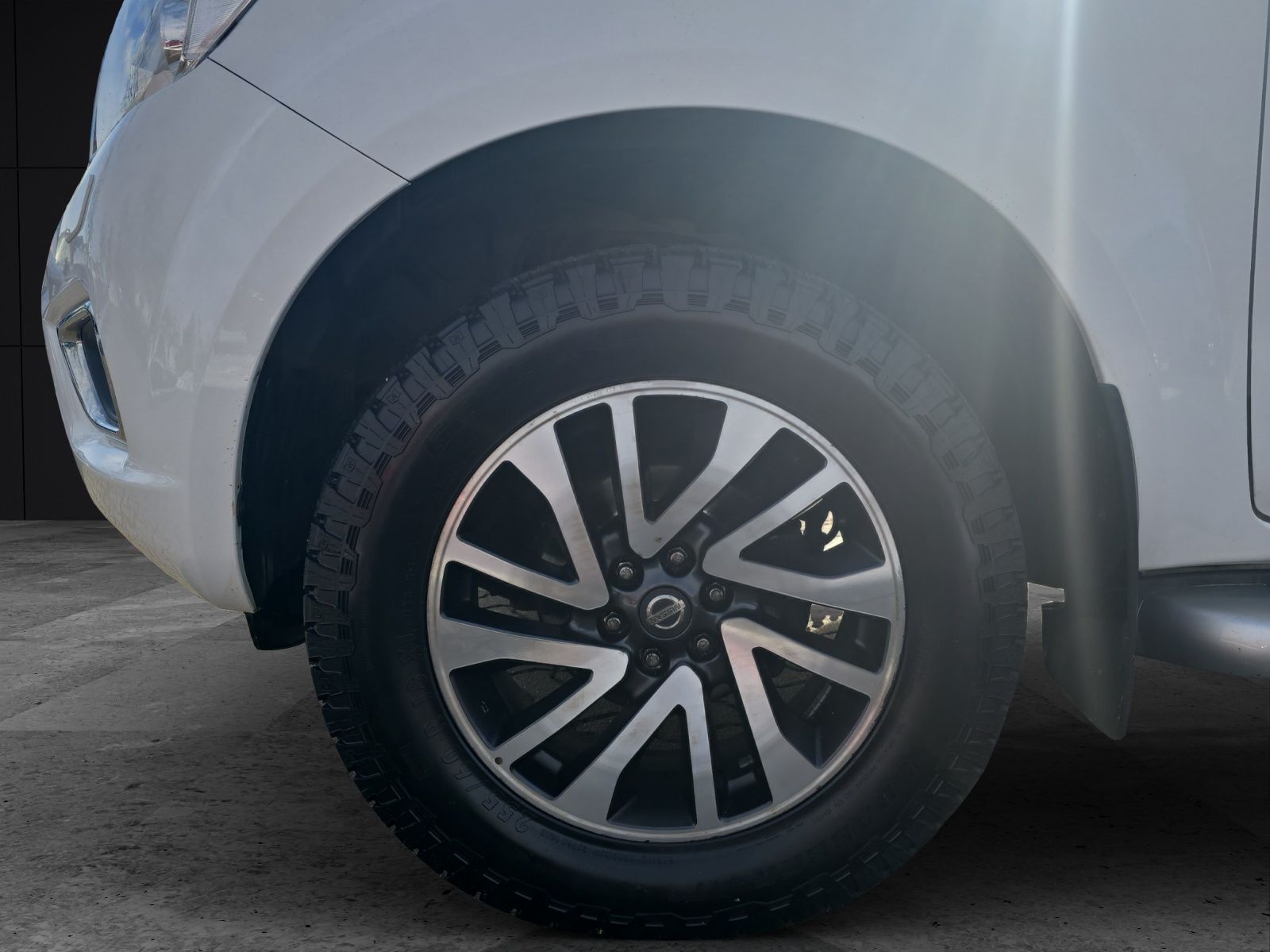 Fahrzeugabbildung Nissan Navara NP300 Tekna Double Cab 4x4 RFK SH LED