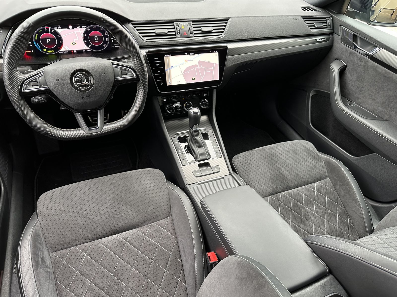 Fahrzeugabbildung SKODA Superb Combi iV Sportline NAV+LED+PANO+VC+19ZOLL