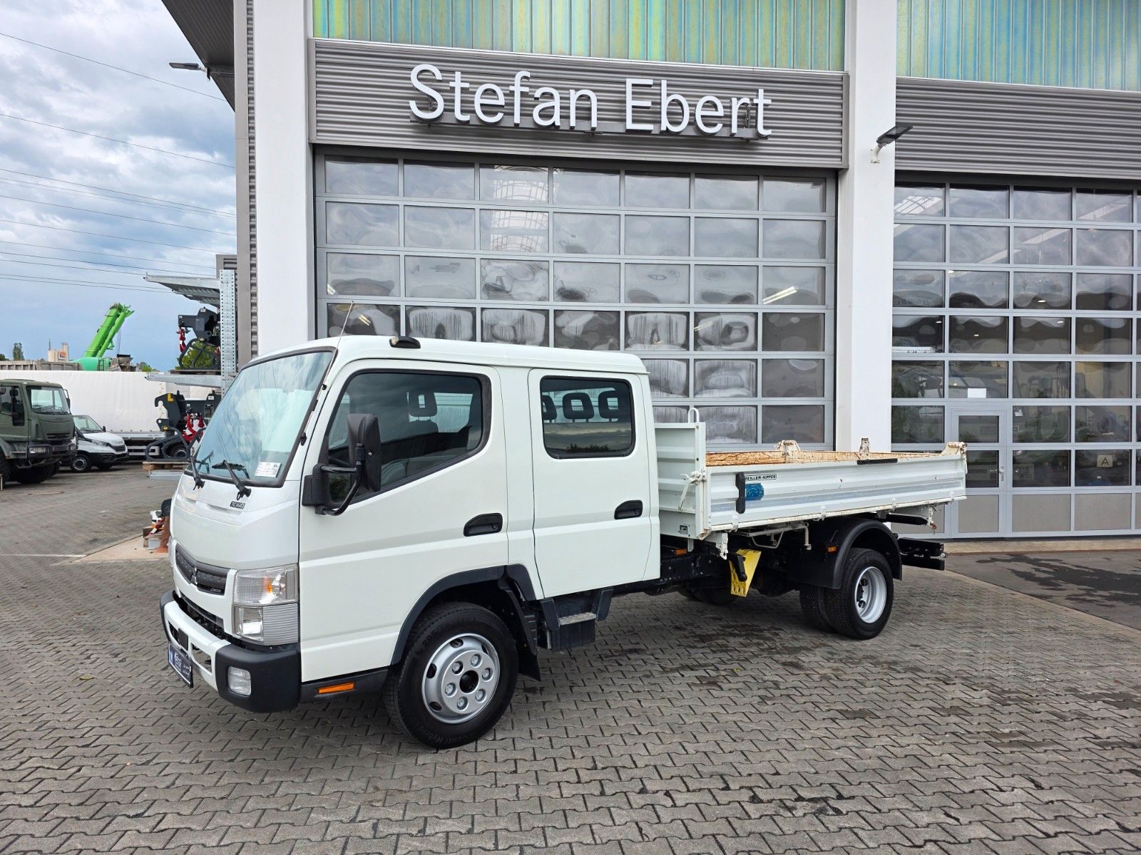 Fahrzeugabbildung Mitsubishi Fuso Canter 7C18D DoKa 7 Sitze AHK