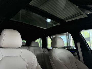 Fahrzeugabbildung BMW 530d Tour Sport Line HI-FI Pano M Sportfahrwerk