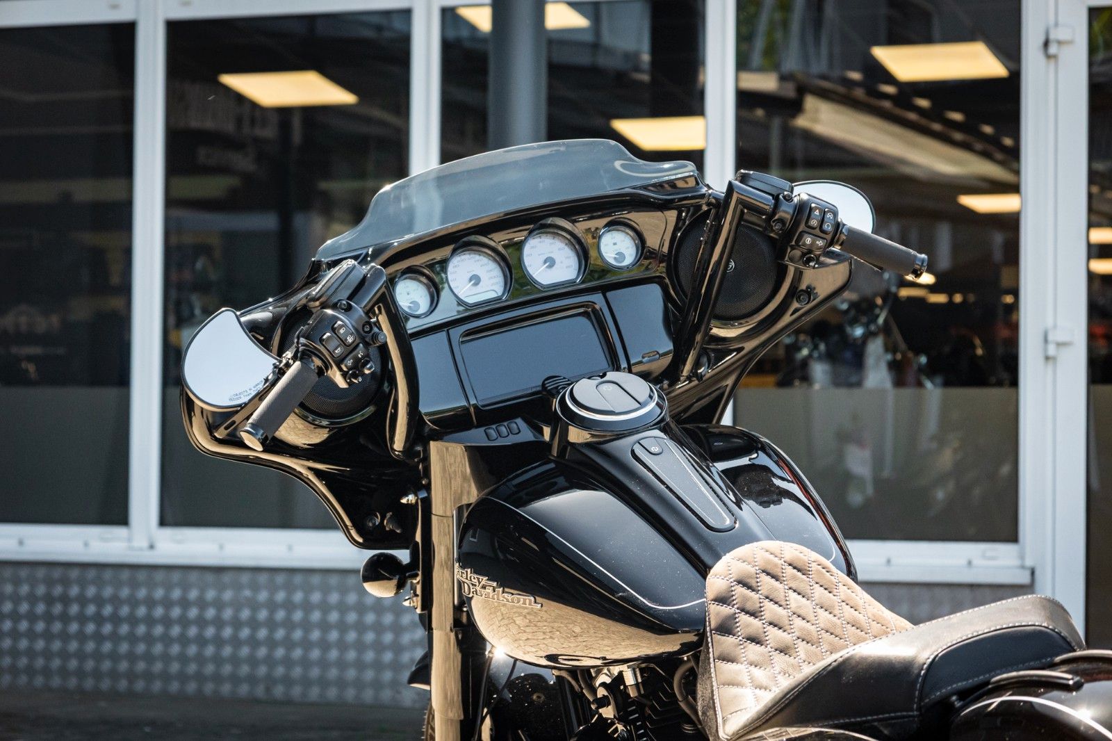 Fahrzeugabbildung Harley-Davidson FLHXS Street Glide - Jekill&Hyde -Wilbers