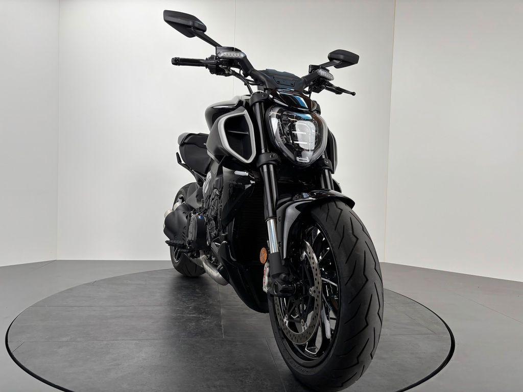 Fahrzeugabbildung Ducati DIAVEL V4 *SEITL. KENNZEICHENHALTER *NEUWERTIG