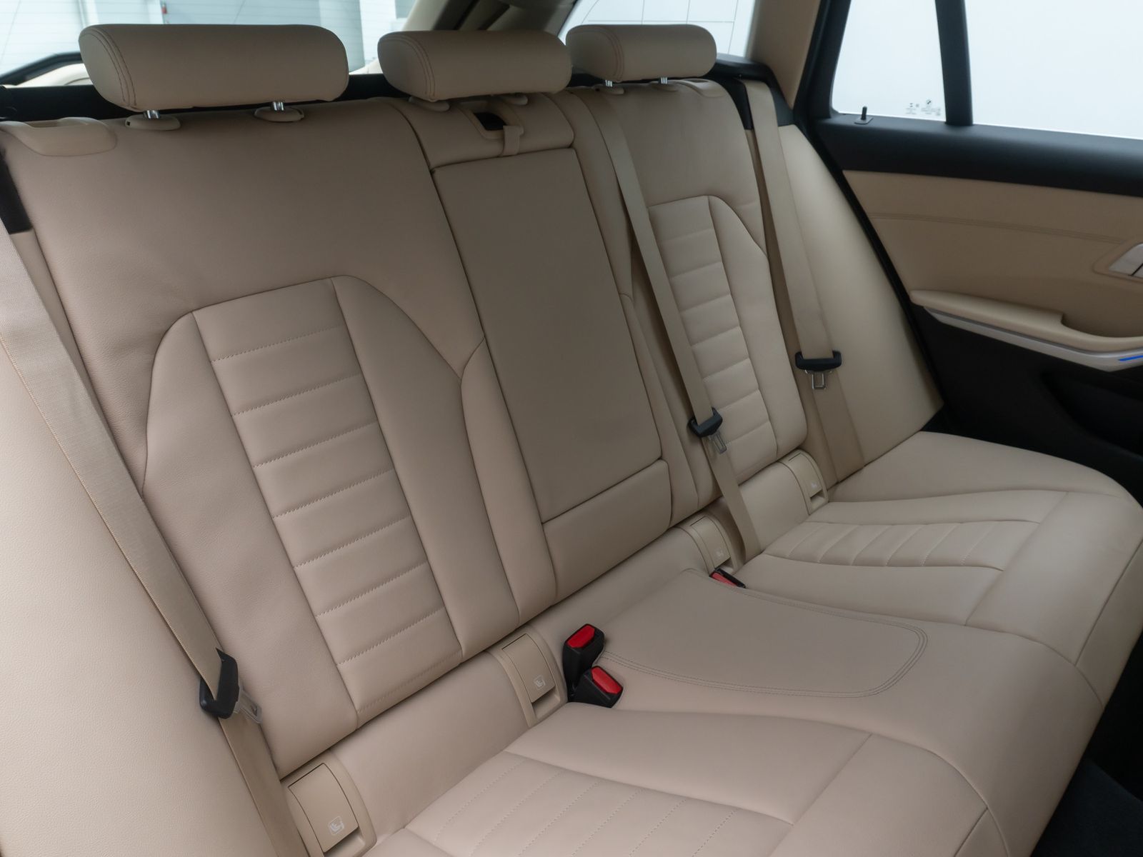 Fahrzeugabbildung BMW 320d Luxury Line 360&deg;Alarm ACC AHK HUD DAB Leder