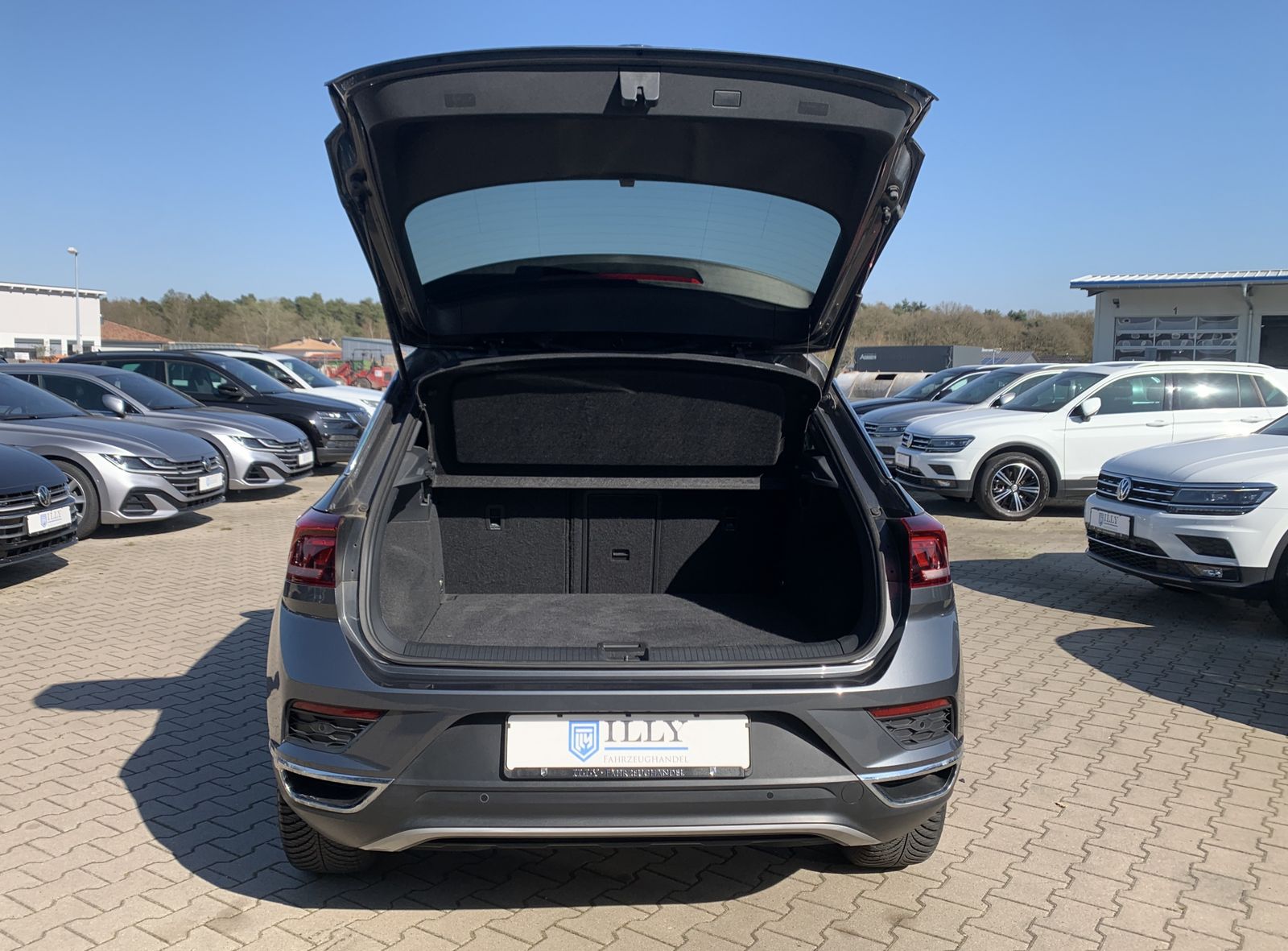 Fahrzeugabbildung Volkswagen T-Roc 1.5 TSI*Sport*LED*Pano*Acc*Lane*Navi*
