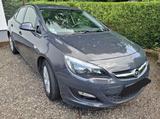 Opel Astra J grau mit Stufenheck - Opel Astra: Stufenheck