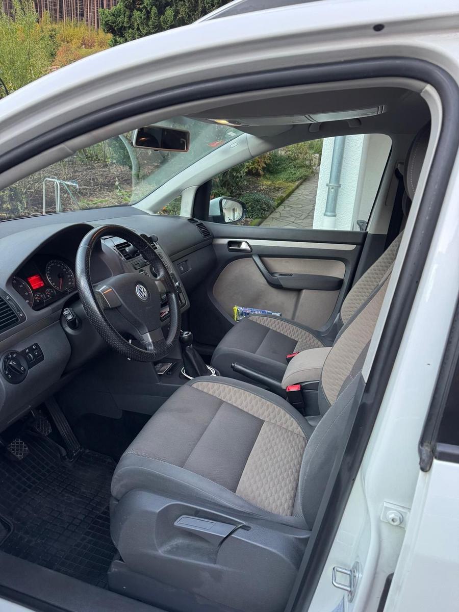 Volkswagen Touran 2010 — interior