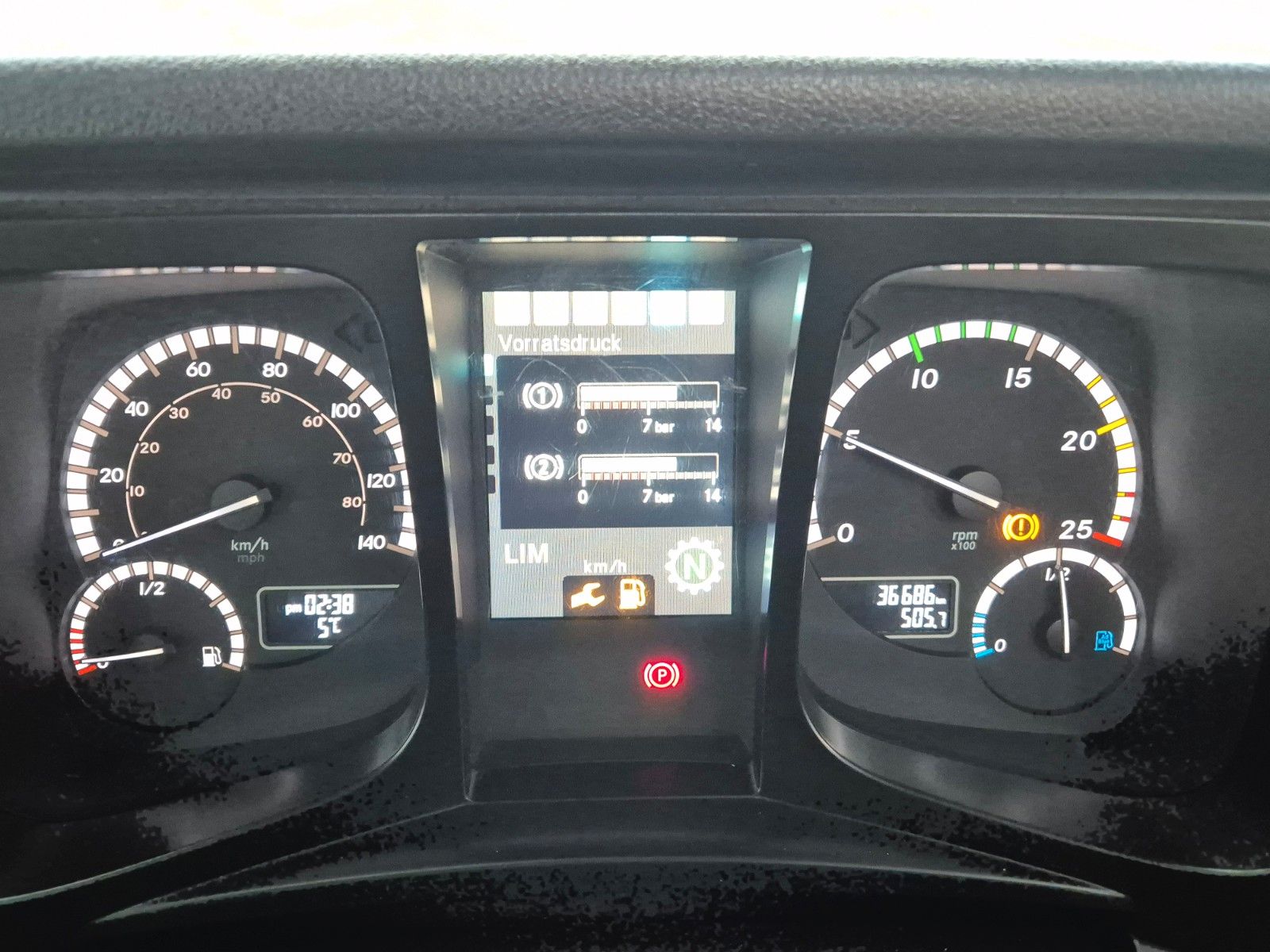 Fahrzeugabbildung Mercedes-Benz TUROX 8x8 Eschlböck Biber 92 Holzhacker / 1.512h