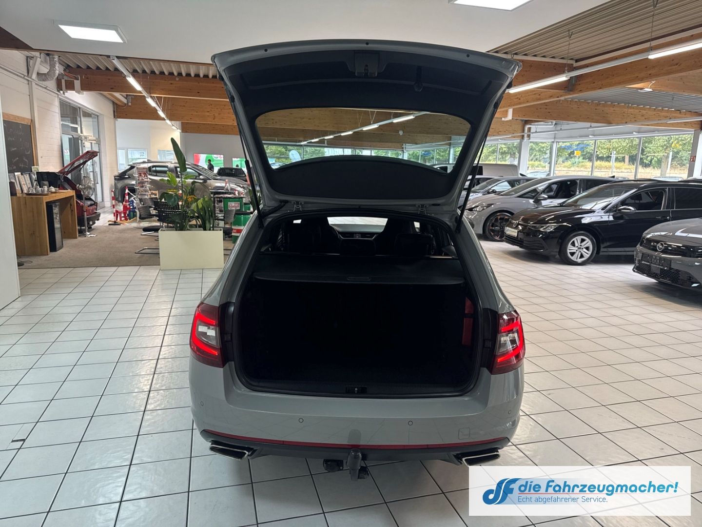 Fahrzeugabbildung SKODA Octavia Combi RS 4x4 Sportpaket AHK Navi LED *EX