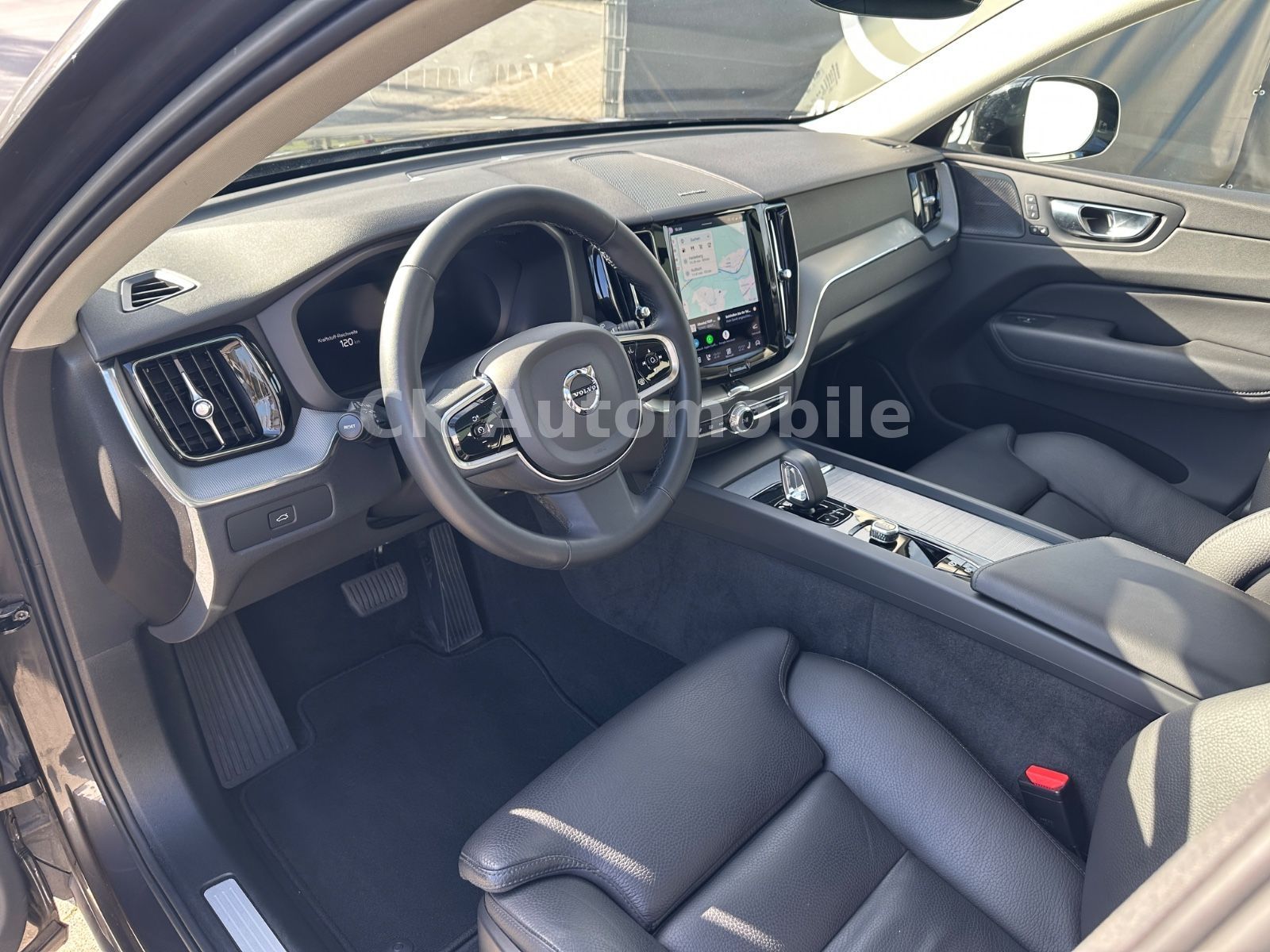 Fahrzeugabbildung Volvo XC60 B4 PlusDark AWD/BLIS/Leder/Pano/LED/360°Kam