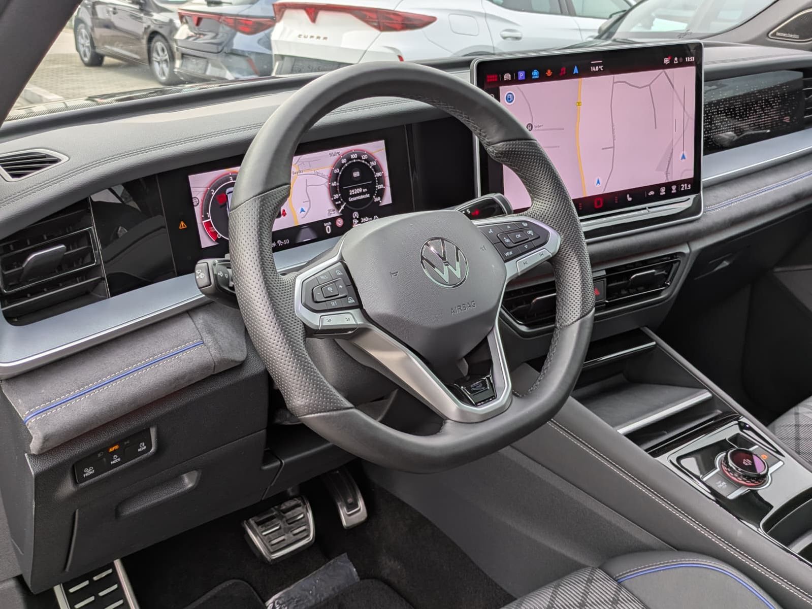 Fahrzeugabbildung Volkswagen Tayron 2.0 TDI 4M R-Line 7Si*MATRIX*AHK*PANO*HUD