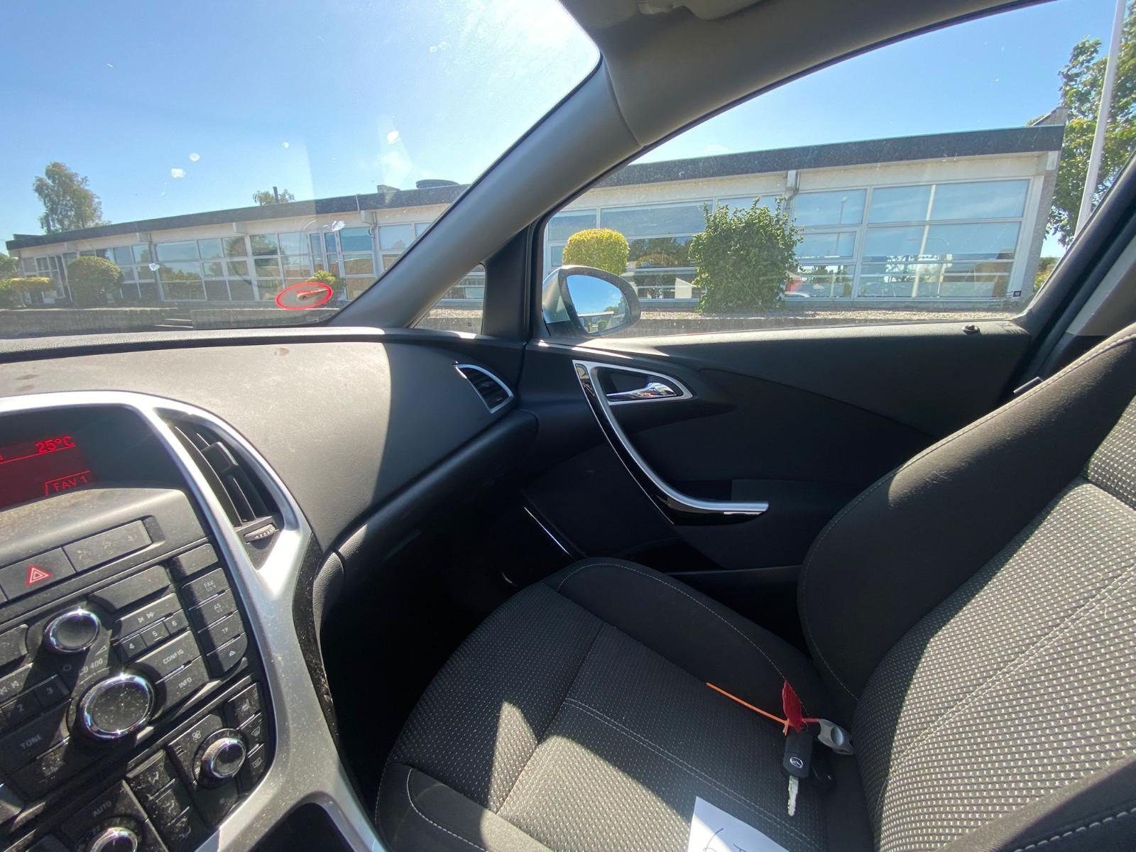 Opel Astra 2012 — photo 12