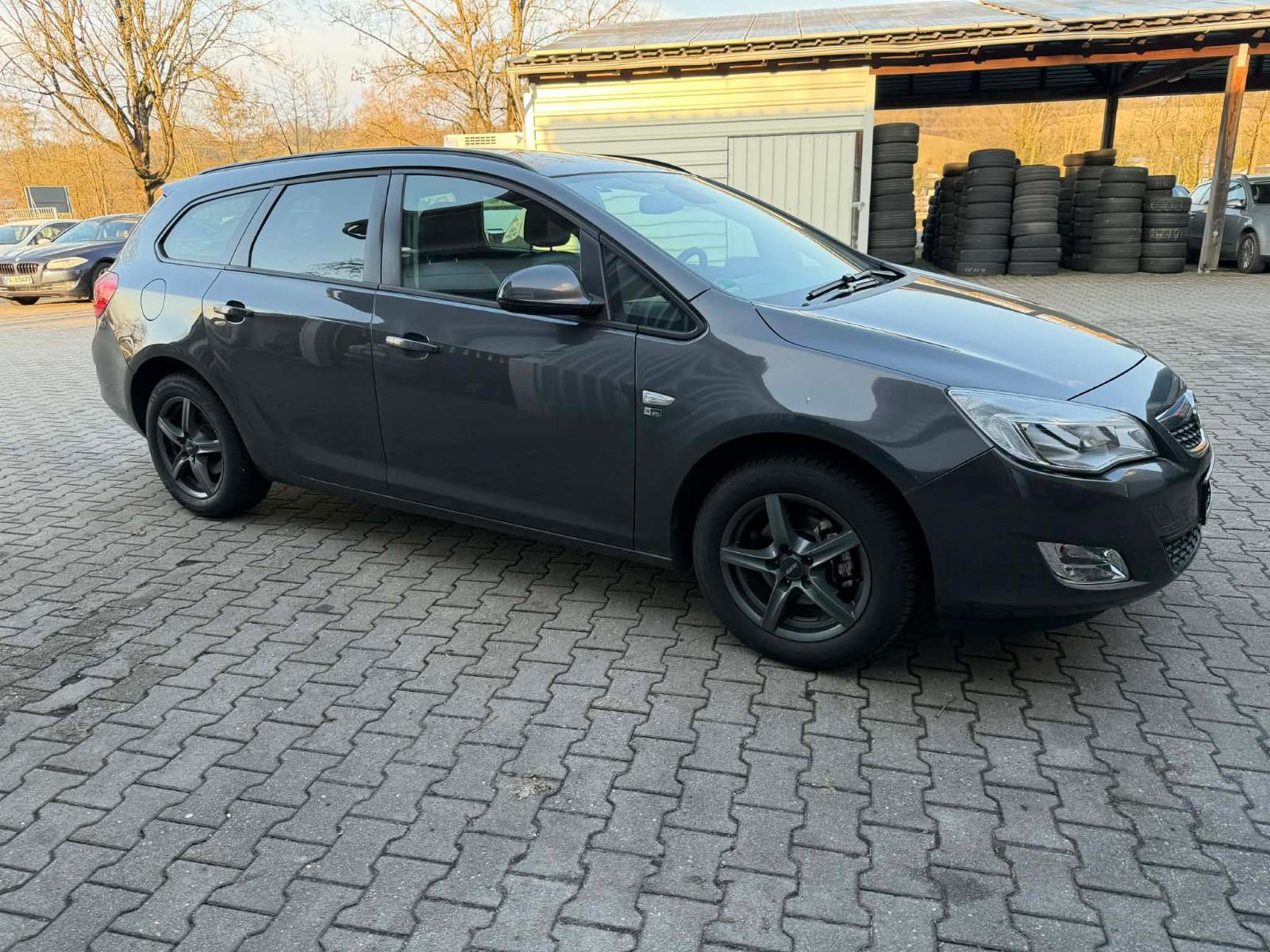 Opel Astra J Sports Tourer Sitzhe Pdc Klima Nuer Tüv