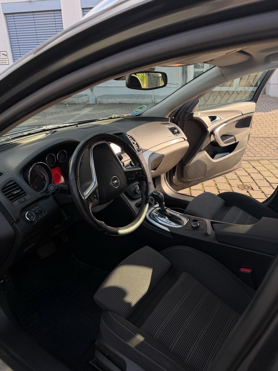 Opel Insignia 2012 — rear view