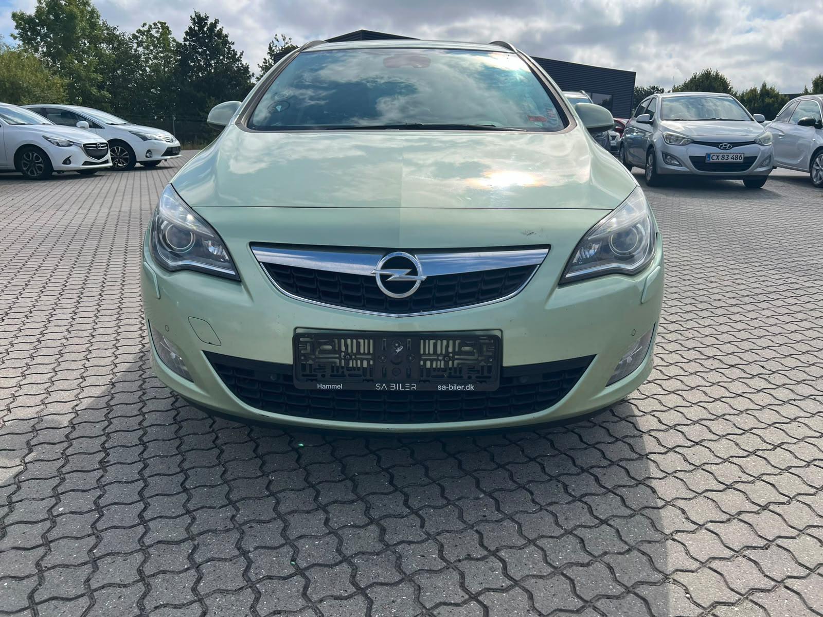 Opel Astra 2011 — interior