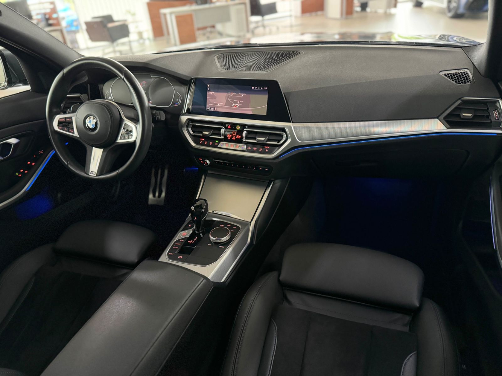 Fahrzeugabbildung BMW 320d  M Sport Panorama Kamera HiFi DAB WLAN LED