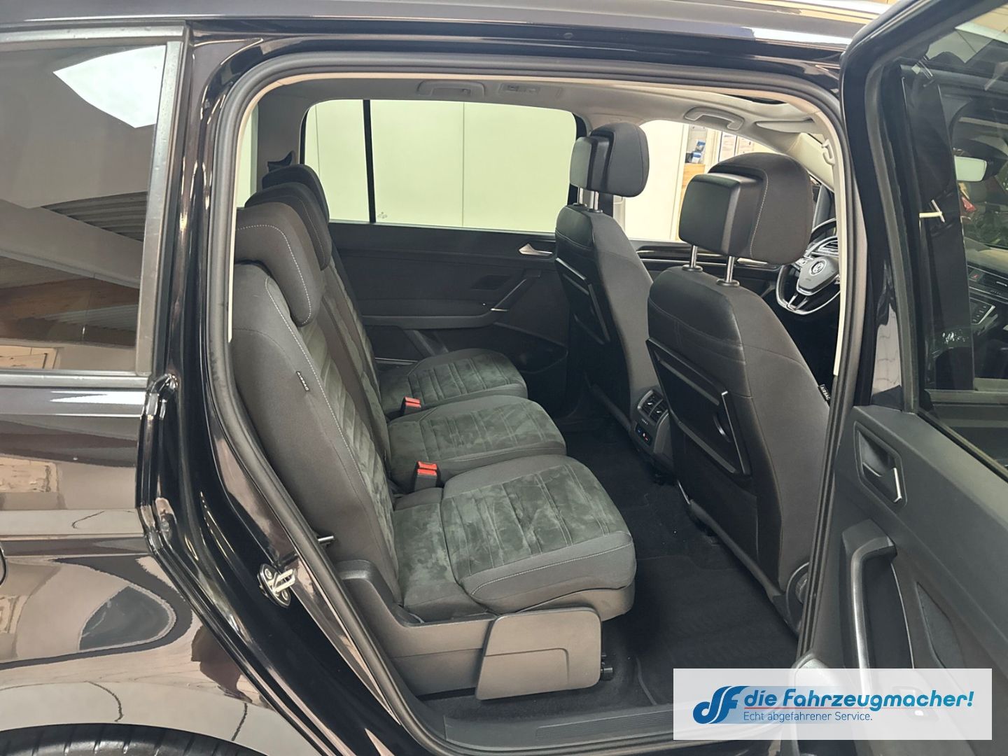 Fahrzeugabbildung Volkswagen Touran Comfortline TDi  DSGPano LED Navi Massage