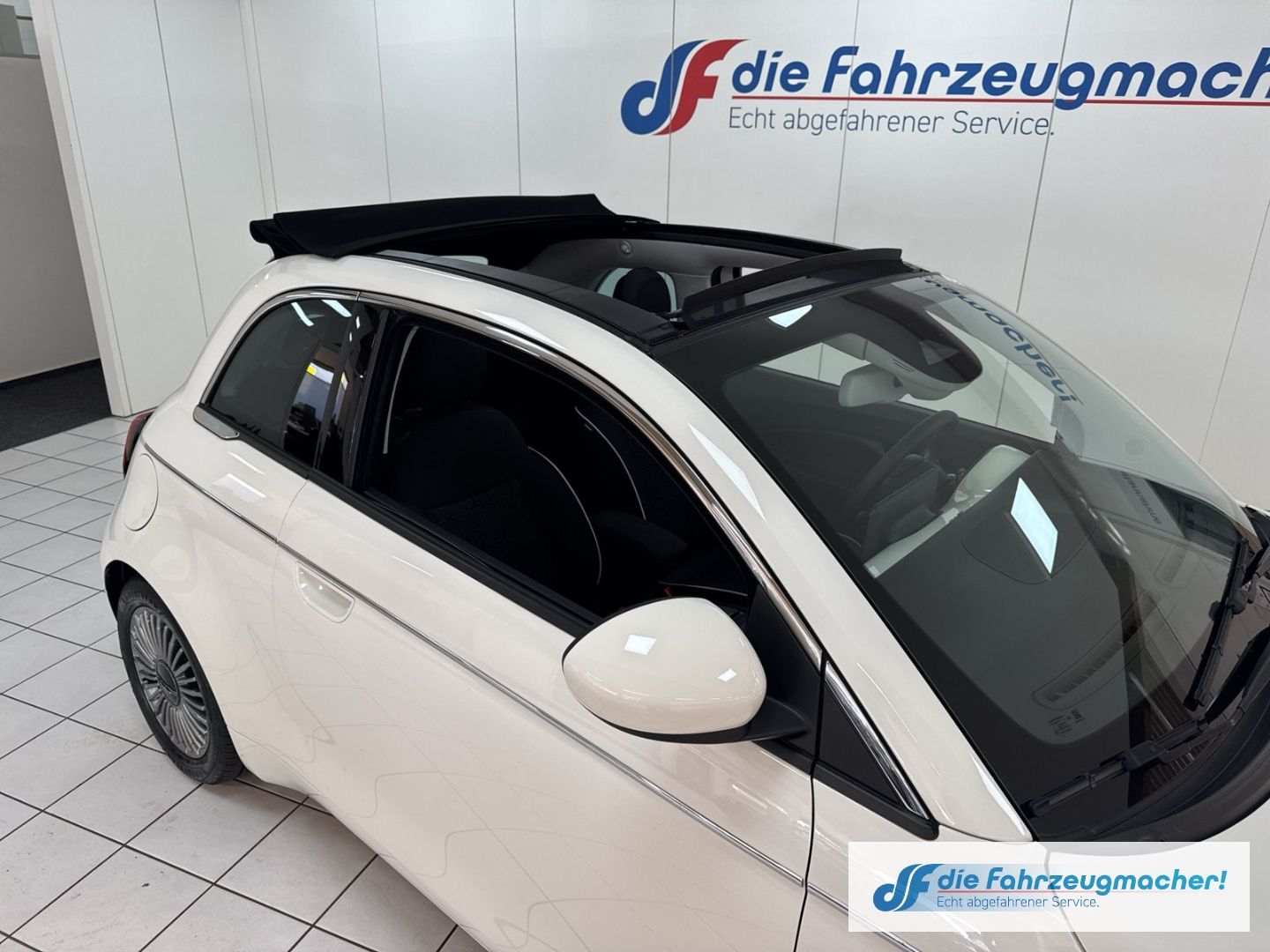 Fahrzeugabbildung Fiat 500 e Apple CarPlay Android Auto Klimaautom Fah