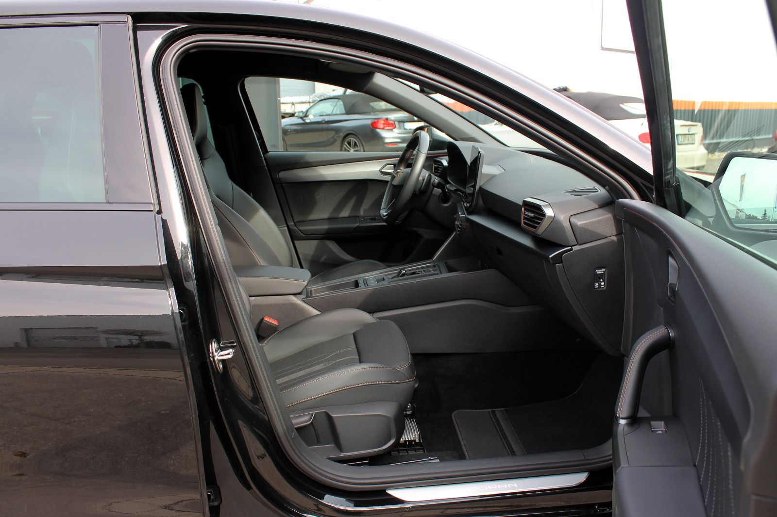 Fahrzeugabbildung CUPRA Leon 1.4TSI e-Hybrid LED SHZ ACC KAM PDC BT