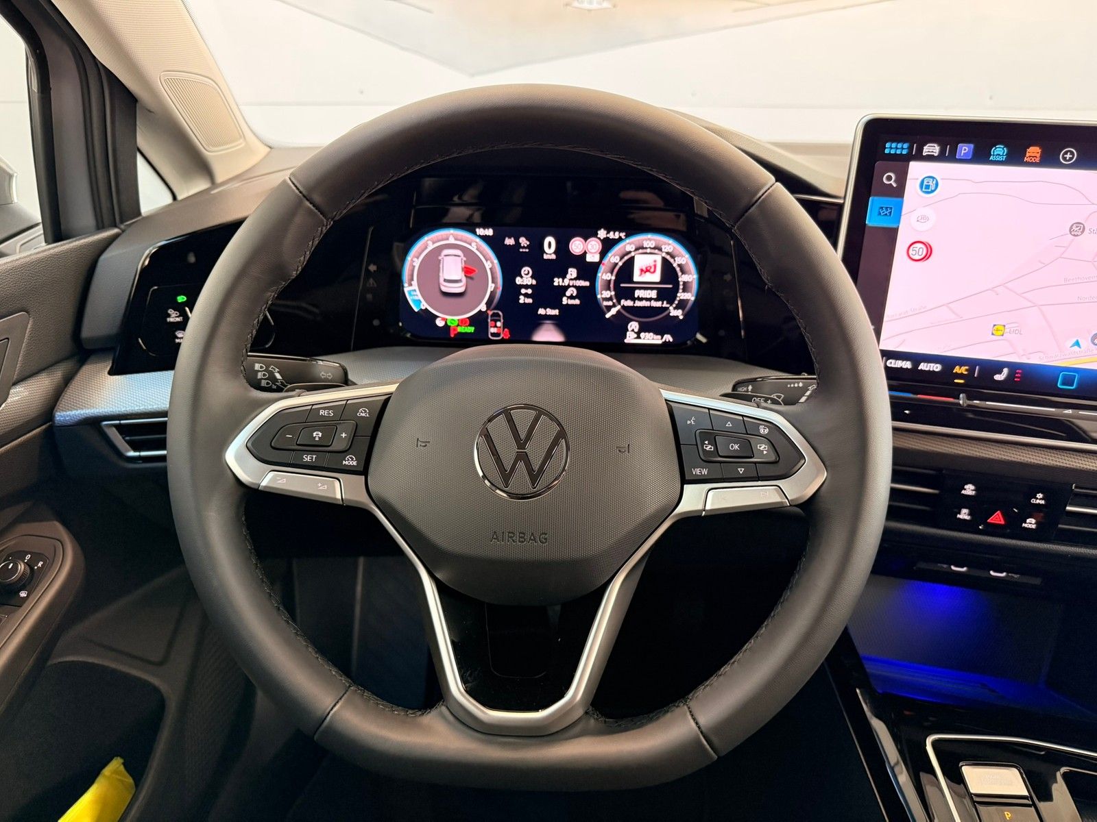 Fahrzeugabbildung Volkswagen Golf VIII Lim. 1.5 eTSI 110 kW Style DSG + Navi